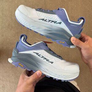 Altra Mont Blanc Carbon Unisex Sneakers In White and Gray